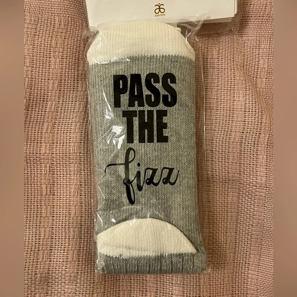 Lot of new Arbonne branded bags, note cards and socks - Picture 5 of 7